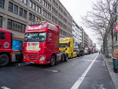 Berlin, Almanya 15 Ocak 2024. Başkentin merkezinde kamyonlar ve traktörler var. Çiftçi gösterisi. Berlin, Almanya 15 Ocak 2024