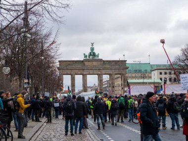 Berlin, Almanya 15 Ocak 2024 Başkentin merkezinde bir çiftçi gösterisinde. Berlin, Almanya 15 Ocak 2024