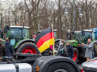 Berlin, Almanya 15 Ocak 2024 Tarım traktörleri başkentin merkezinde. Çiftçi gösterisi. Berlin, Almanya 15 Ocak 2024