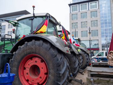 Berlin, Almanya 15 Ocak 2024 Tarım traktörleri başkentin merkezinde. Çiftçi gösterisi. Berlin, Almanya 15 Ocak 2024