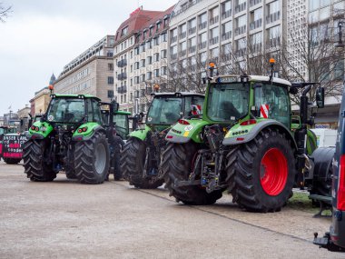 Berlin, Almanya 15 Ocak 2024 Tarım traktörleri başkentin merkezinde. Çiftçi gösterisi. Berlin, Almanya 15 Ocak 2024