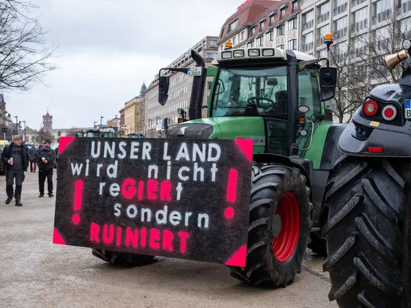 Berlin, Almanya 15 Ocak 2024 Tarım traktörleri başkentin merkezinde. Çiftçi gösterisi. Berlin, Almanya 15 Ocak 2024