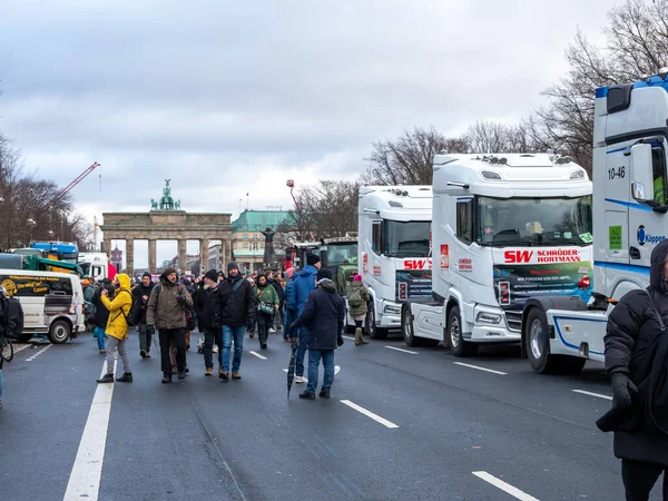 2024年1月15日 德国柏林 在首都中心的卡车和拖拉机 农民的示范 2024年1月15日 德国柏林 免版税图库照片
