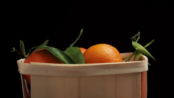 Las Mandarinas Maduras Con Follaje Verde Una Caja Madera Giran — Vídeos de Stock