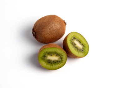 Beyaz arka planda tam ve dilimlenmiş kivi. Kivi yakın çekim.