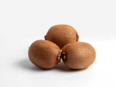 Beyaz arka planda üç kivi. Kivi yakın çekim