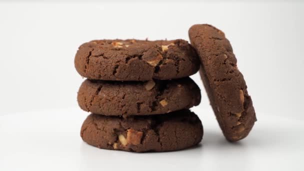 Biscoitos Aveia Com Chips Chocolate Branco Giram Sobre Fundo Branco — Vídeo de Stock