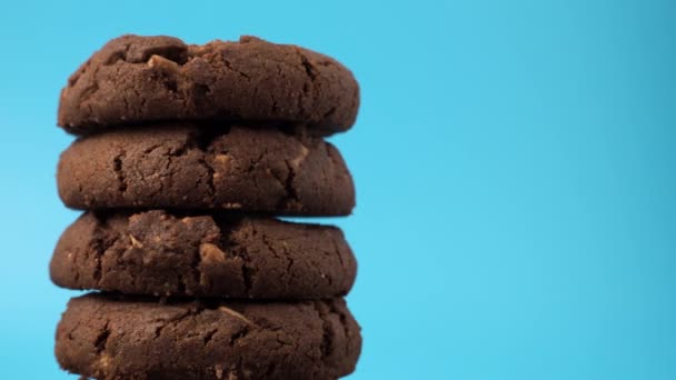 Biscoitos Aveia Com Chips Chocolate Branco Giram Sobre Fundo Azul — Vídeo de Stock