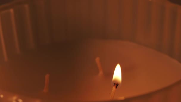 Ένα Αναμμένο Κερί Τρία Φιτίλια Κερί Από Κοντά — Αρχείο Βίντεο