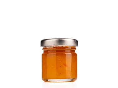 Reçelli cam kavanoz. Beyaz arka planda reçel kaplı cam kavanoz..