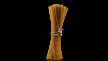 Spagetti siyah arka planda döner. Spagetti yakın plan..