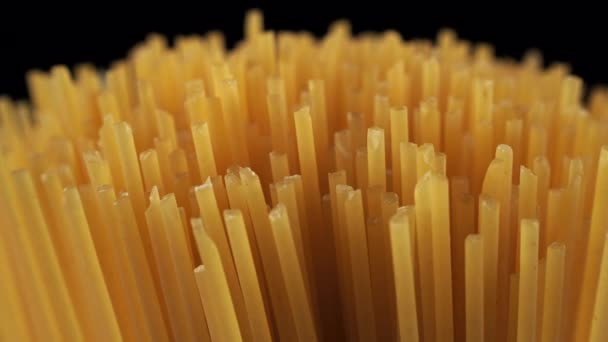 Spaghetti Obraca Się Czarnym Tle Zbliżenie Spaghetti — Wideo stockowe