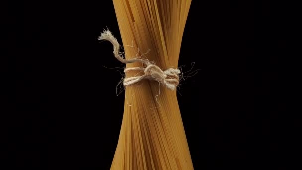スパゲッティは黒い背景で回転する スパゲッティ クローズアップ — ストック動画