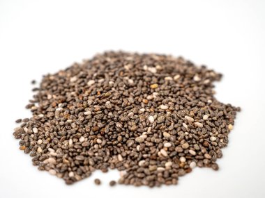 Sağlıklı Chia tohumları beyaz arka plan üzerinde izole. Sağlıklı kahvaltı, vitamin atıştırmalık, diyet ve sağlıklı beslenme konsepti.