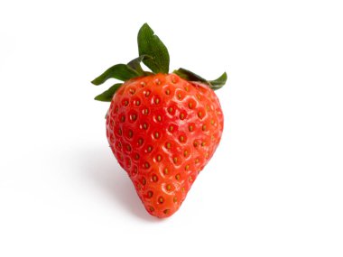 Beyaz arka planda çilekler. Çilekler kapanıyor..