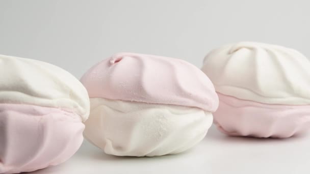Λευκά Και Ροζ Cookies Μαρέγκας Περιστρέφονται Λευκό Φόντο Κοντινό Πλάνο — Αρχείο Βίντεο