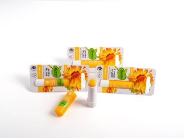 Berlin, Almanya, 3 Şubat 2024. Dudak bakımı için ruj. Dudak kremi yakın plan. Berlin, Almanya, 3 Şubat 2024