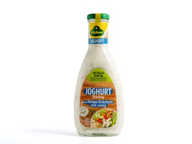 Berlin, Almanya, 3 Şubat 2024. Beyaz arka planda salata sosu. Salata sosu yakın plan. Berlin, Almanya, 3 Şubat 2024