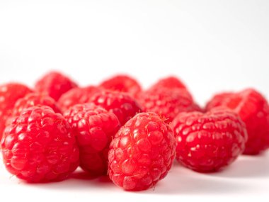 Ahududu beyaz arka planda izole edilmiş. Ahududu yakın çekimi.