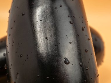 Turuncu arka planda patlıcan. Patlıcan yakın plan..