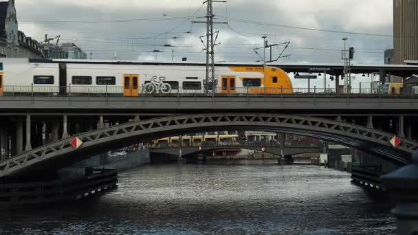 Berlín Alemania Febrero 2024 Tren Cruza Río Puente Hierro Berlín — Vídeo de stock