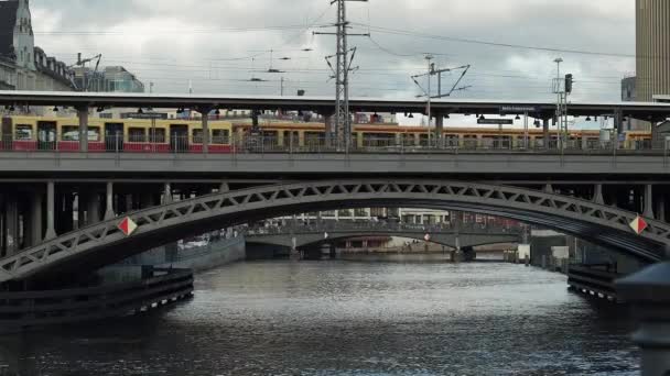 Berlin Allemagne Février 2024 Train Traverse Une Rivière Sur Pont — Video