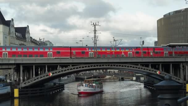 เบอร เยอรมน มภาพ 2024 รถไฟข ามแม าบนสะพานเหล กในเบอร เบอร เยอรมน — วีดีโอสต็อก