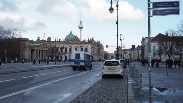 ベルリン ドイツ 2024年2月10日 市のメインストリートに沿ってドライブに点滅ライトを付ける警察車 ベルリン ドイツ 2024年2月10日 — ストック動画