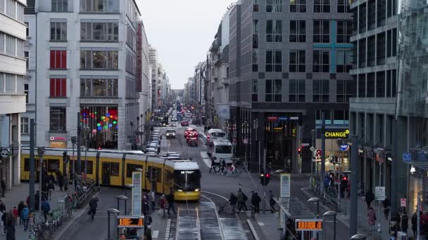 Berlino Germania Febbraio 2024 Veduta Friedrichstrasse Berlin Strada Affollata Traffico — Video Stock