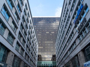 Berlin, Almanya, 10 Şubat 2024. Ofis binalarının cam cephesi. Cam cephe, yakın plan. Berlin, Almanya, 10 Şubat 2024