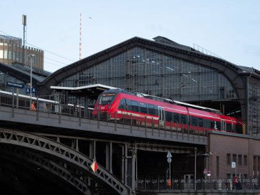 Berlin, Almanya, 10 Şubat 2024. Trenler nehrin üzerindeki demir köprüden Friedrichstrasse istasyonuna varır. Berlin, Almanya, 10 Şubat 2024