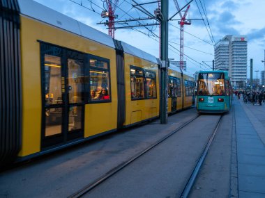 Berlin, Almanya, 10 Şubat 2024. Sarı bir tramvay Alexanderplatz boyunca tren istasyonunun yakınına gider. Berlin, Almanya, 10 Şubat 2024