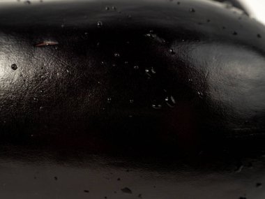 Beyaz arka planda patlıcan. Patlıcan yakın plan..