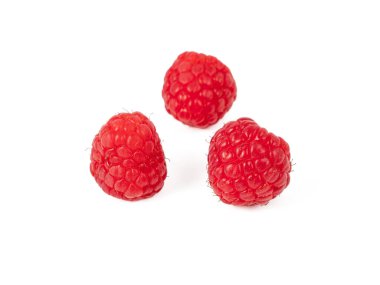 Ahududu beyaz arka planda izole edilmiş. Ahududu yakın çekimi.