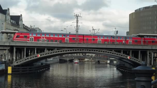 Berlijn Duitsland Februari 2024 Een Trein Steekt Een Rivier Een — Stockvideo