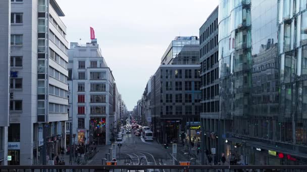 2024年2月10日 德国柏林 弗里德里希斯 柏林的观点 拥挤的街道 弗里德里希斯的交通 2024年2月10日 德国柏林 — 图库视频影像