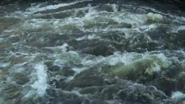 Starker Wasserfluss Wasserkanal Das Blubbern Des Wassers Einem Wasserversorgungsunternehmen Aus — Stockvideo