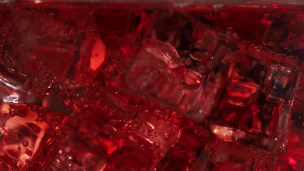 Пузырьки Пузыря Стакане Льдом Красный Коктейль Льдом — стоковое видео