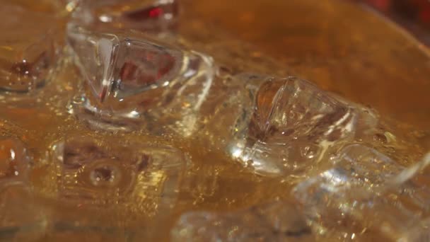 Φυσαλίδες Φούσκα Ένα Ποτήρι Κοκτέιλ Γεμάτο Πάγο Κοκτέιλ Κίτρινο Πάγο — Αρχείο Βίντεο