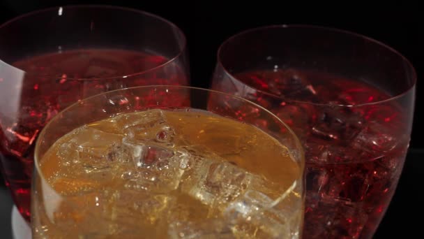 Bulles Bulles Dans Verre Cocktail Rempli Glace Cocktail Jaune Avec — Video
