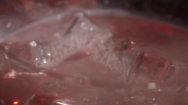 Bir Bardak Buzlu Kırmızı Kokteyl Buzlu Bir Kokteyl Bardağından Buhar — Stok video