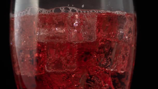 Blasen Sprudeln Einem Cocktailglas Das Mit Eis Gefüllt Ist Roter — Stockvideo