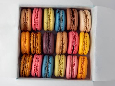 Renkli Fransız makarnası paketi. Fransız kurabiyeleri yakın plan..