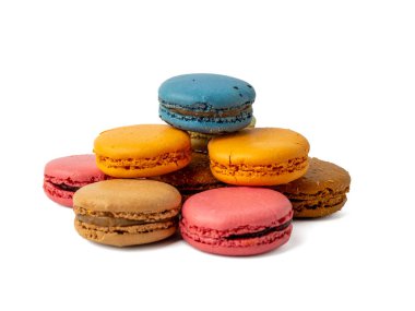 Beyaz arka planda renkli Fransız kurabiyeleri. Fransız kurabiyeleri yakın plan..