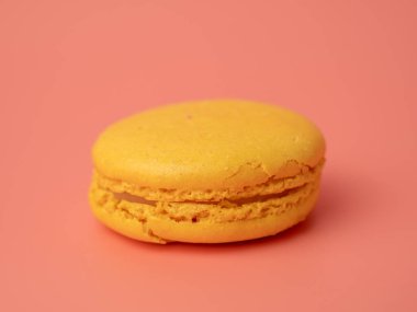 Pembe arka planda renkli Fransız kurabiyeleri. Fransız kurabiyeleri yakın plan..