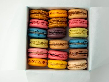 Renkli Fransız makarnası paketi. Fransız kurabiyeleri yakın plan..