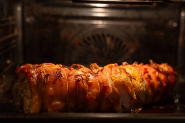 Ekmeğe sarılmış domuz eti. Domuz eti rulosu yakın plan..