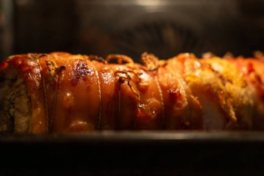 Ekmeğe sarılmış domuz eti. Domuz eti rulosu yakın plan..