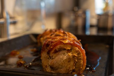 Ekmeğe sarılmış domuz eti. Domuz eti rulosu yakın plan..