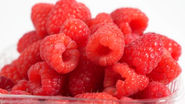 Raspberry Matang Berputar Pada Latar Belakang Putih Ripe Raspberry Close — Stok Video